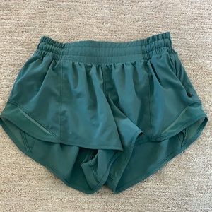 Lulu lemon 2.5” hottie hot shorts